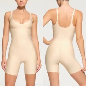 NEW SKIMS BODY UNLINED PLUNGE MID THIGH BODYSUIT IN‎ SAND SIZE XS